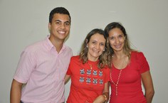 A professora Sandra Mary [ao centro] e seus monitores, Wesley Araújo e Marília Gabriela.