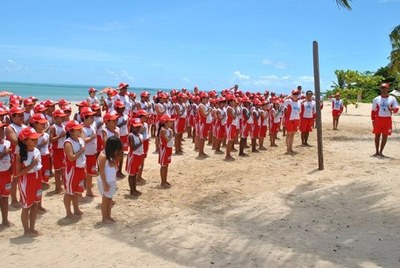 Golfinho em forma para ouvir o hino nacional