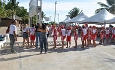 Golfinho na fila para aferição do peso corporal