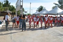 Golfinho na fila para aferição do peso corporal