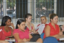 A aluna Lidiane Pereira apresentando o resultado do acompanhamento