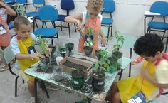 Alunos do curso de horta caseira aprendem a plantar as sementes