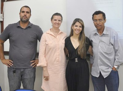 A nova mestra Ariana do Amaral e os professores Suzana Lima de Oliveira, orientadora; Euclides Trindade Marinho e Luciano Grillo, da Banca Examinadora 