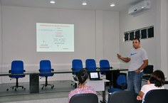Gustavo Gomes, vice-coordenador do programa, apontou os dilemas da vida acadêmica e profissional da Nutrição