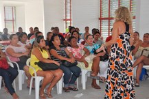 Durante palestra funcionarios ficam atentos as orientaçoes sobre segurança alimentar