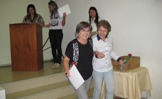 Egressa Oneide e a Profa. Regina Lane.