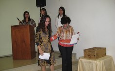 Profa. Fátima Albuquerque recebendo a homenagem das mãos da Profa. Terezinha.