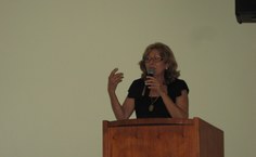 Profa. Elza Tavares fazendo o discurso dos homenageados.