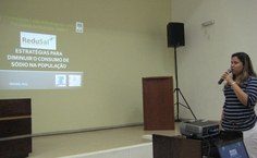 Estudante apresentando as atividades desenvolvidas no Projeto de Extensão.