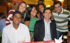 O pesquisador australiano David Bishop ( de terno) cercado pelos alunos da Ufal