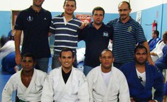 Adriano Lima, João Paulo, Leandro Felippe e Nilson Gama, ao lado de atletas da seleção alagoana de judô