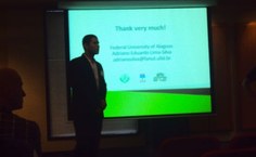 Prof. Adriano ministrando a conferência