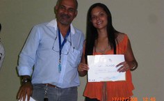 Andréa Marques, aprovada para o Mestrado em Nutrição da UFPE, ao lado de seu Orientador recebendo o certificado de Excelência Acadêmica PIBIC/2008.
