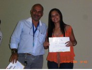 Andréa Marques, aprovada para o Mestrado em Nutrição da UFPE, ao lado de seu Orientador recebendo o certificado de Excelência Acadêmica PIBIC/2008.