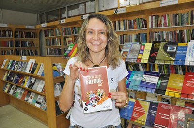 Sandra Vasconcelos, professora da Fanut, é organizadora do livro