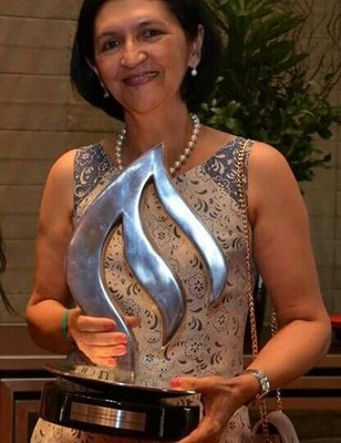 Maria Alice Oliveira com o troféu, durante a cerimônia de premiação realizada em São Paulo
