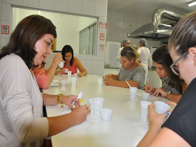 Alunos da Fanut e diretora do Restaurante Universitário fazem degustação do sururu 